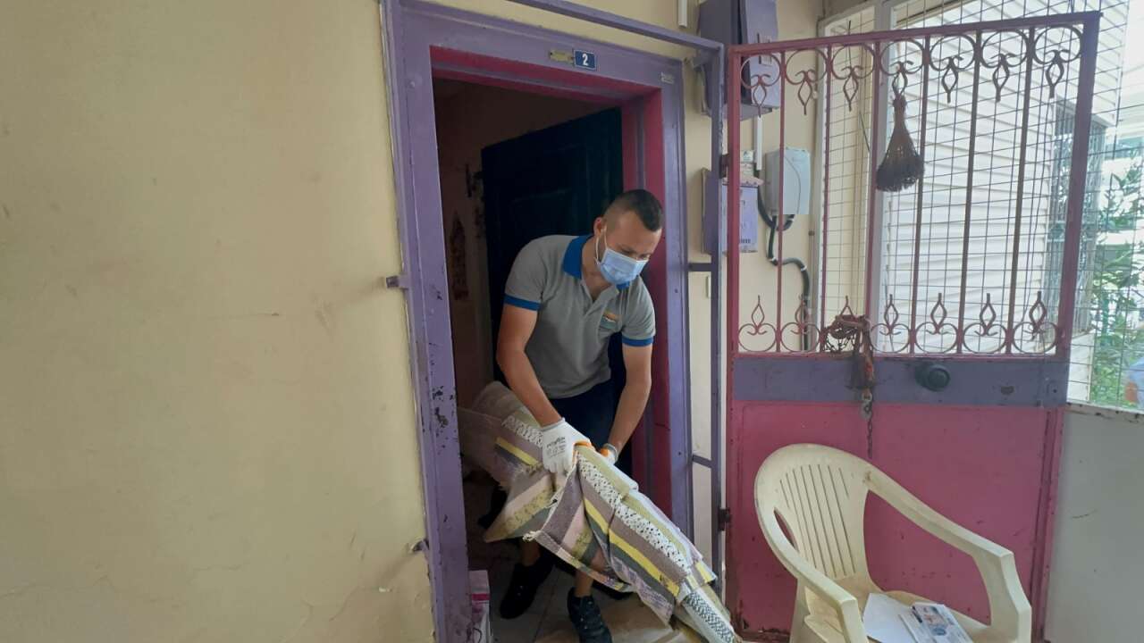 Marmaris’te Yine Çöp Ev Vakası: Evden Bir Kamyon Atık ve 30’a Yakın Kedi Çıktı 4